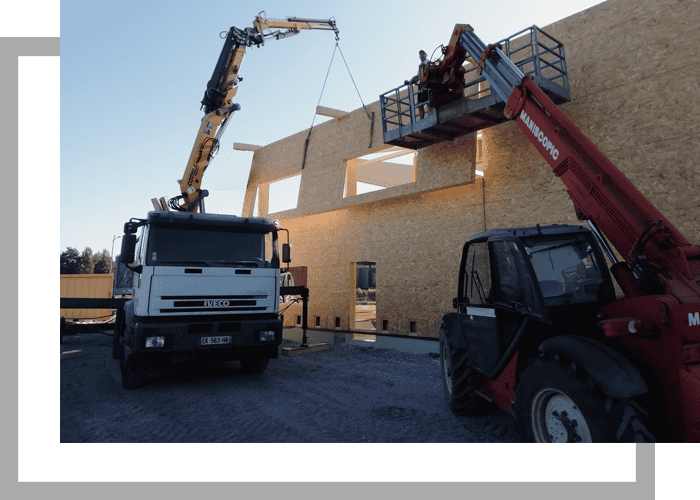 nacelle et camion grue sur chantier