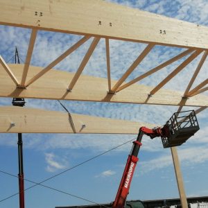 levage poutre bois avec nacelle manitou en cours de construction par 2cbois oloron