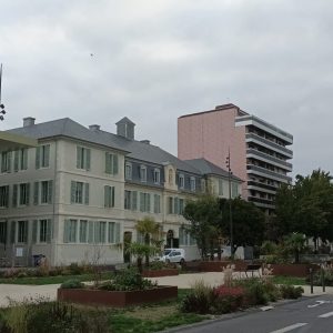 façade du tribunal de Pau toiture ardoises réalisé par 2cbois oloron sainte marie