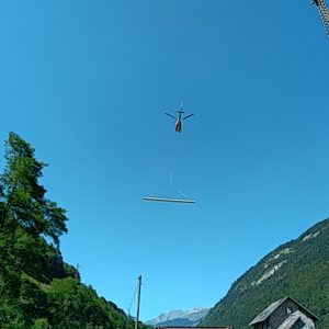 Hélicoptère qui porte les pièces de bois